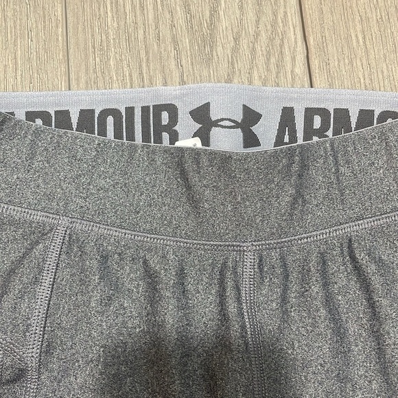 UA capri tights in light gray - Picture 4 of 4